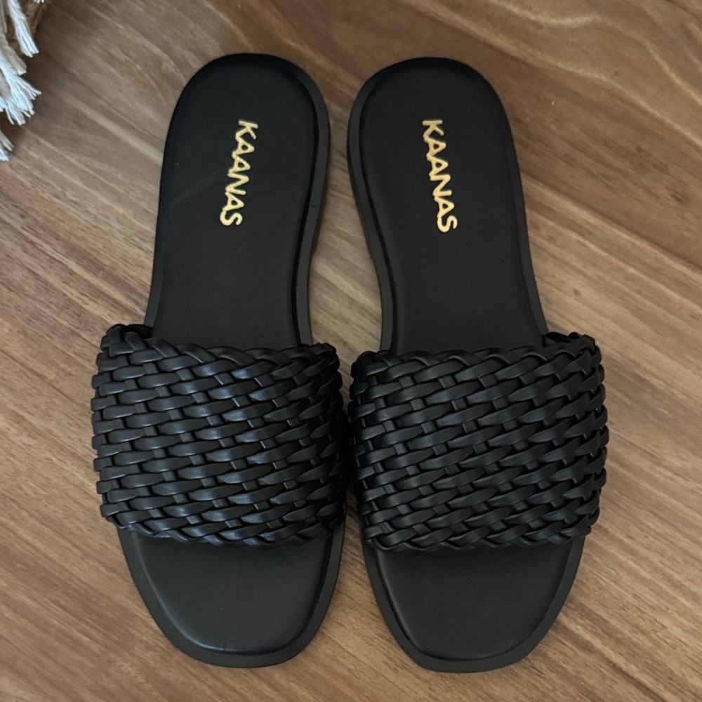 KAANAS BLACK LEATHER SLIDE SANDALS